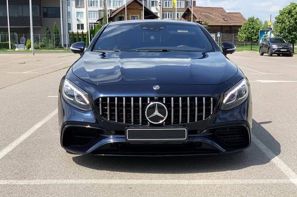 393 Авто бизнес класса Mercedes-Benz W217 S560 AMG Coupe без водителя lBMN