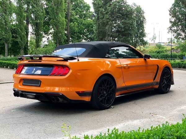 059 Ford Mustang GT оранжевый кабриолет без водителя eO0e