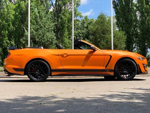 059 Ford Mustang GT оранжевый кабриолет без водителя eO0e
