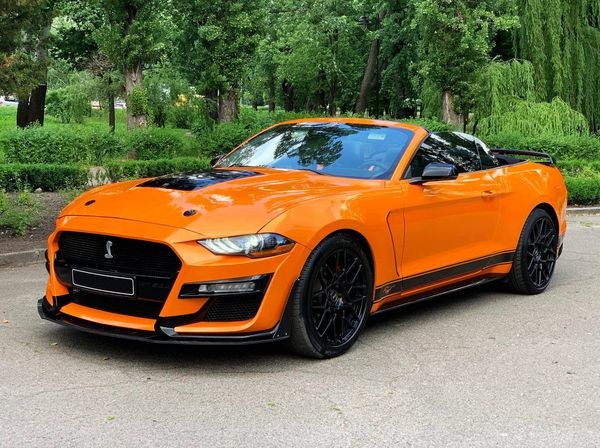 059 Ford Mustang GT оранжевый кабриолет без водителя 1NRK