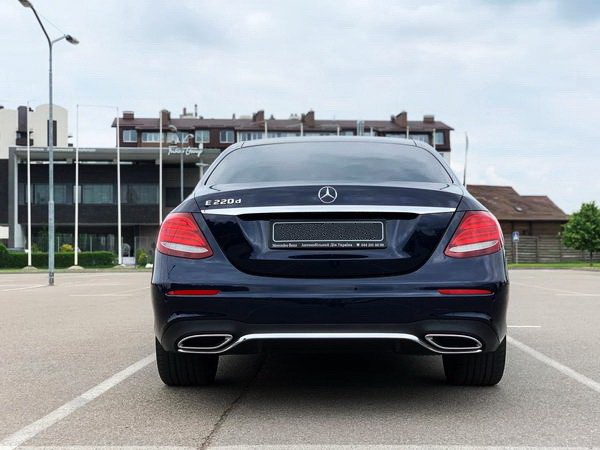 219 Авто бизнес класса Mercedes W213 E220d без водителя темно-синий ldEE