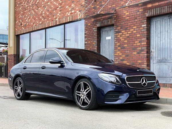 219 Авто бизнес класса Mercedes W213 E220d темно-синий laPv