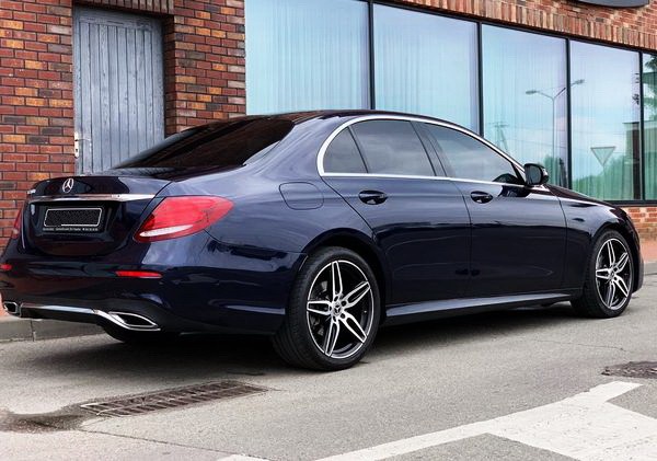 219 Авто бизнес класса Mercedes W213 E220d без водителя темно-синий ldEE