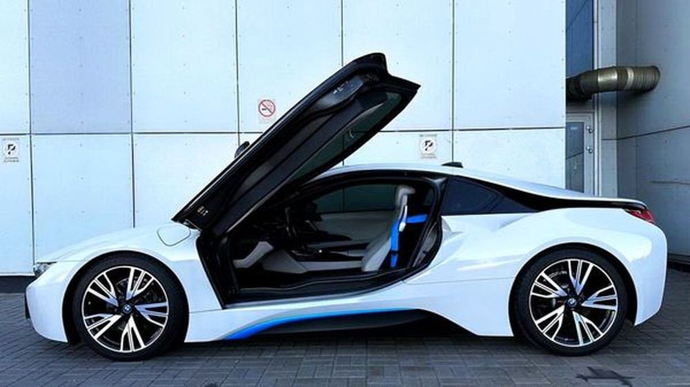 194 BMW I8 спорткар без водителя на фото съемки видео BDaV