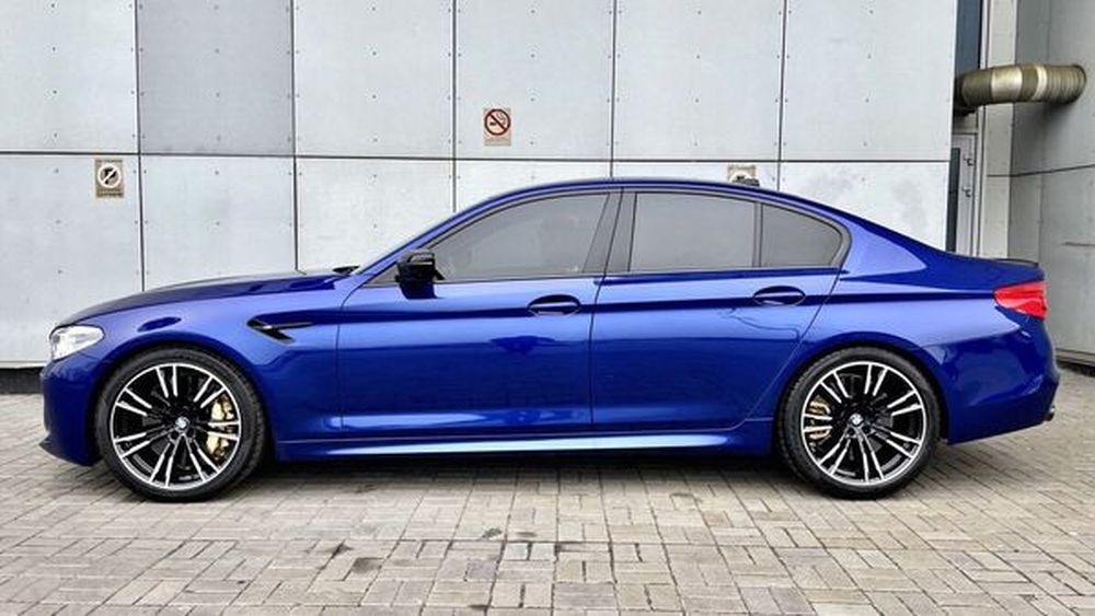 193 BMW M5 F90 Competition синий спорткар без водителя Akaw