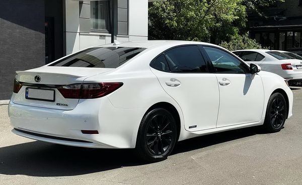 305 Lexus ES 300 Hybrid белый авто на свадьбу Ly1p