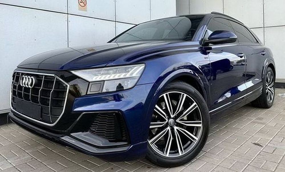 307 Bнедорожник Audi Q8 с водителем zLB7