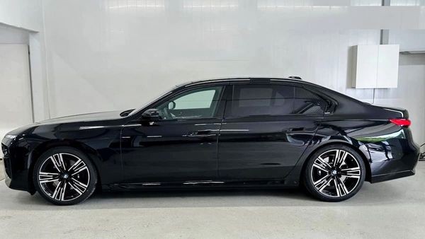 340 BMW i7 xDrive черный вип авто с водителем 5MaJ