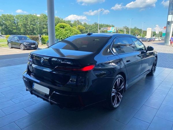 340 BMW i7 xDrive черный премиум класс без водителя 6Lak