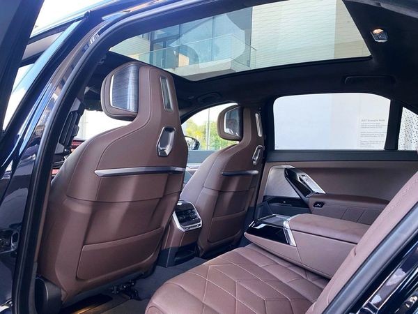 340 BMW i7 xDrive черный вип авто с водителем 5MaJ