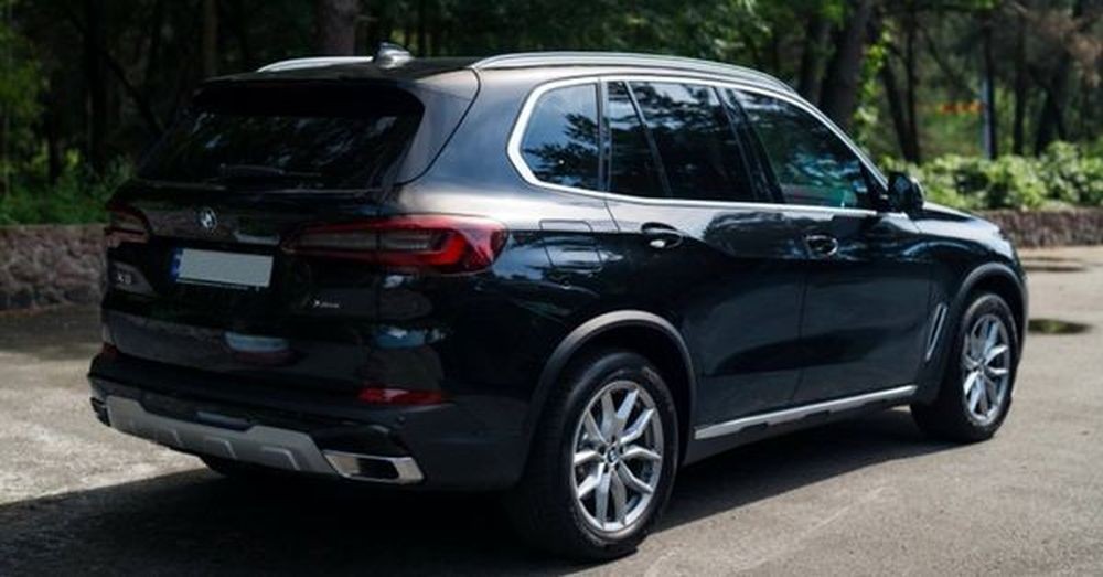 040 BMW X5 черный внедорожник с водителем ga6Y