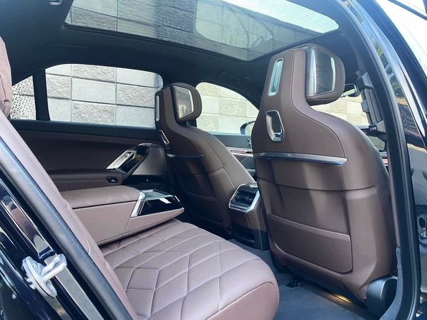 340 BMW i7 xDrive черный премиум класс без водителя 6Lak