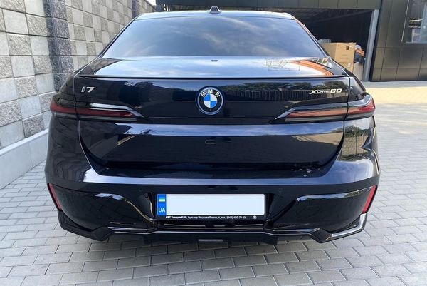 340 BMW i7 xDrive черный премиум класс без водителя 6Lak