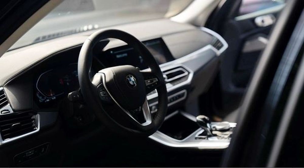 040 BMW X5 черный внедорожник без водителя Pm5n