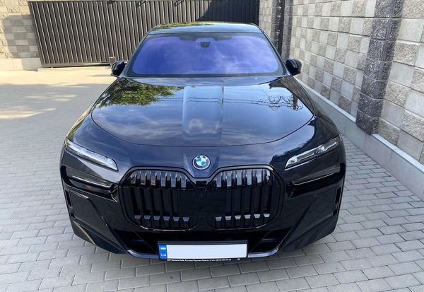 340 BMW i7 xDrive черный вип авто с водителем 5MaJ