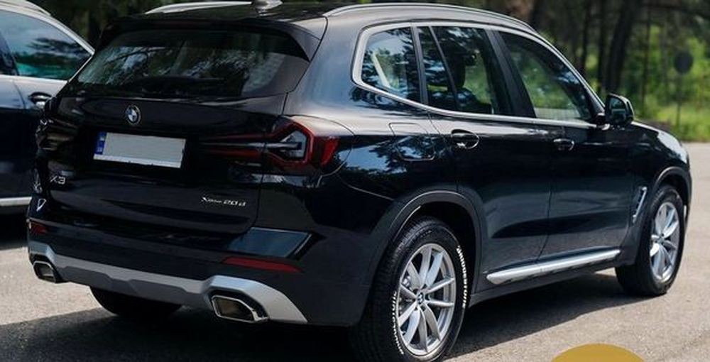 036 BMW X3 черный внедорожник без водителя xK19