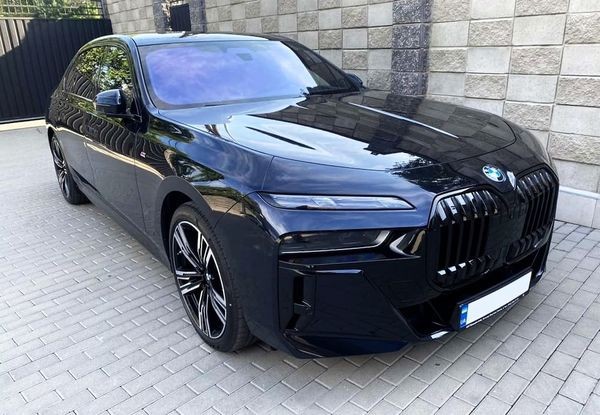 340 BMW i7 xDrive черный премиум класс без водителя 6Lak