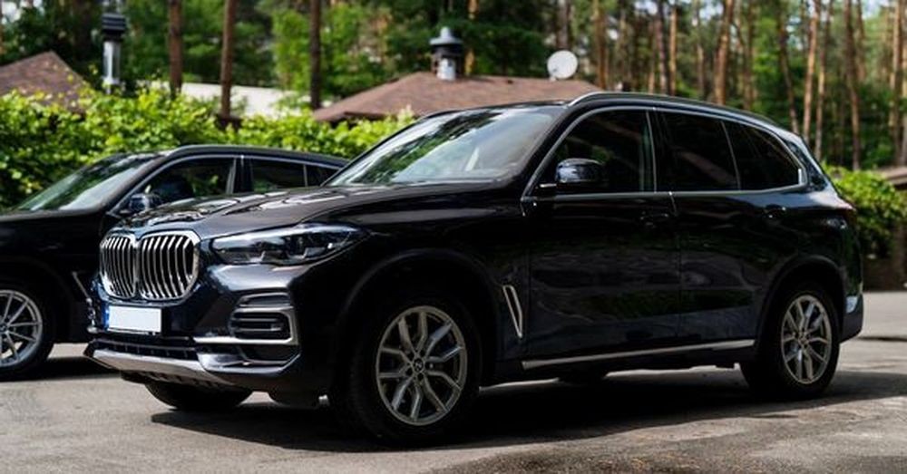 040 BMW X5 черный внедорожник без водителя Pm5n