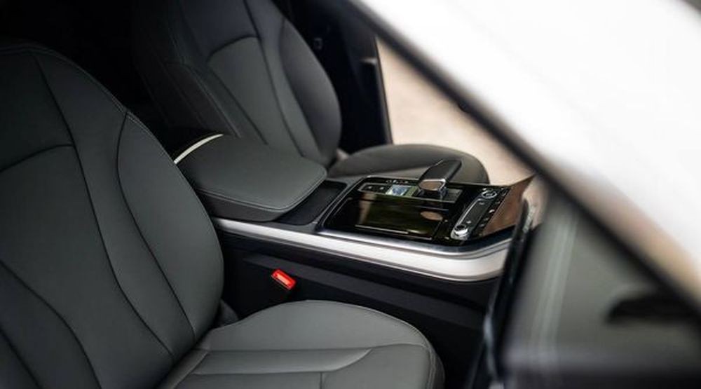 041 Bнедорожник Audi Q8 белая взять без водителя oA0X