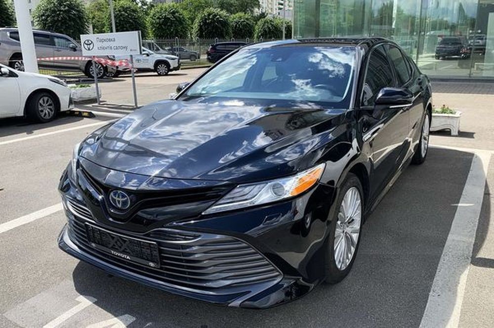 076 Toyota Camry V70 черная 2022 на свадьбу ZEJd