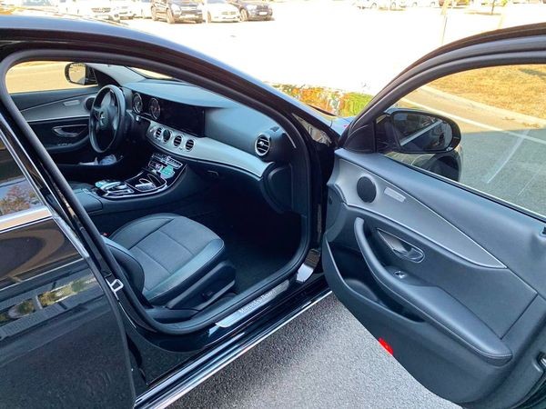 105 Mercedes-Benz W213 E класса черный на свадьбу VygO