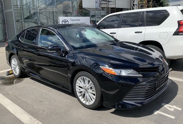 076 Toyota Camry V70 черная 2022 на свадьбу ZEJd