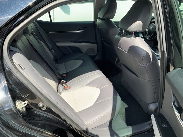 076 Toyota Camry V70 черная 2022 на свадьбу ZEJd