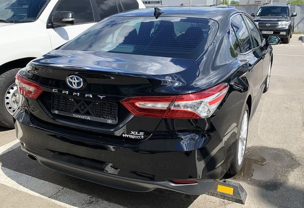 076 Toyota Camry V70 черная 2022 на свадьбу ZEJd