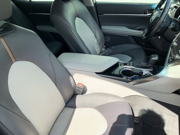 076 Toyota Camry V70 черная 2022 на свадьбу ZEJd