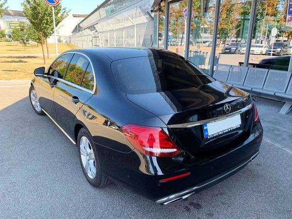 105 Mercedes-Benz W213 E класса черный на свадьбу VygO