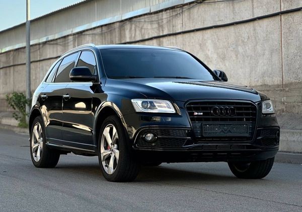 114 Внедорожник Audi Q5-Quattro без водителя K4Bx