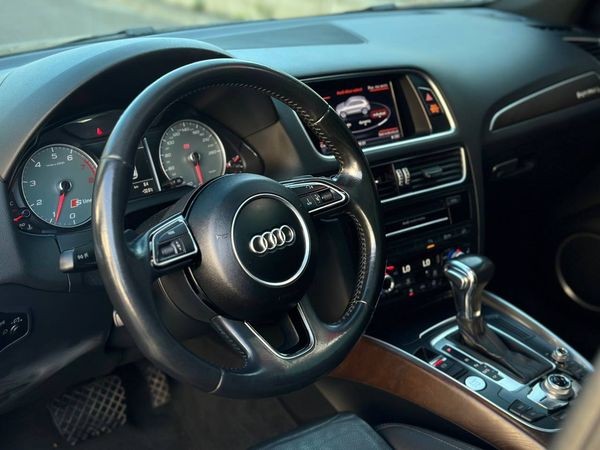 114 Внедорожник Audi Q5-Quattro без водителя K4Bx