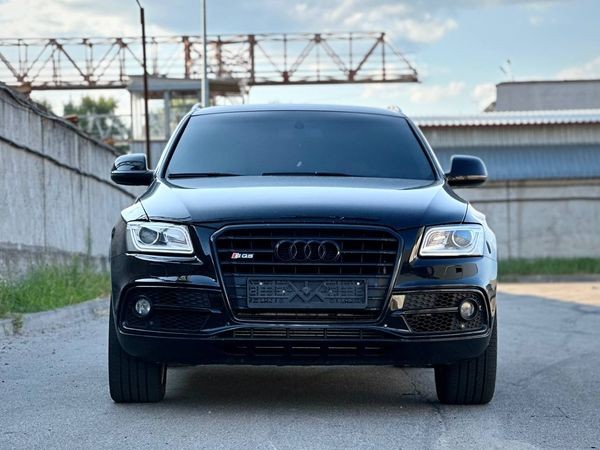 114 Внедорожник Audi Q5-Quattro без водителя K4Bx