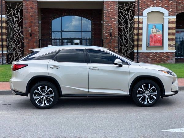345 Внедорожник Lexus RX350 без водителя qZWe