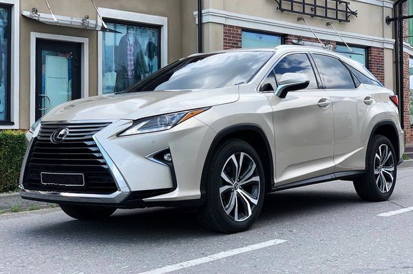 345 Внедорожник Lexus RX350 без водителя qZWe
