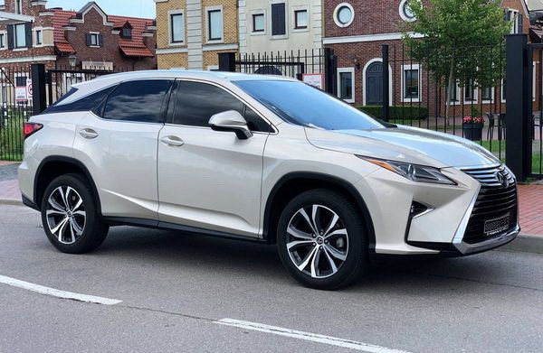 345 Внедорожник Lexus RX350 без водителя qZWe