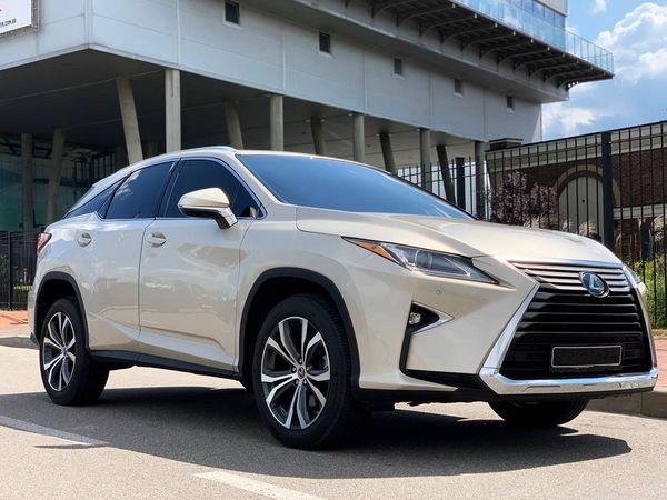 345 Внедорожник Lexus RX350 без водителя qZWe