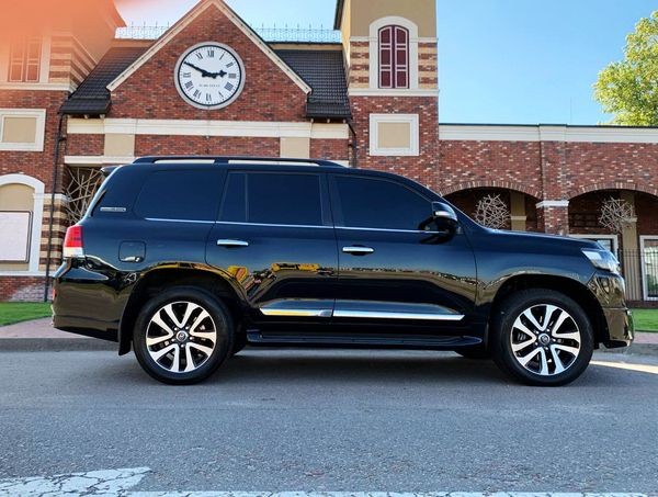 057 Внедорожник Toyota Land Cruiser 200 без водителя 7M54