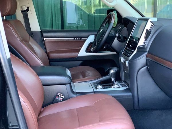 057 Внедорожник Toyota Land Cruiser 200 без водителя 7M54