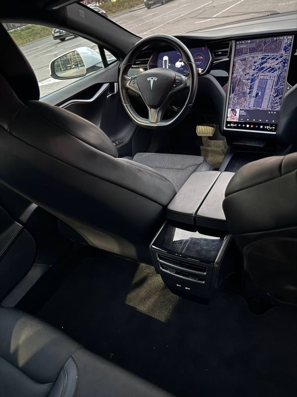 168 Электрокар Tesla Model S белая без водителя ZEWd