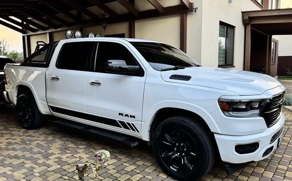 005 Пикап белый Ram 1500 с водителем bvxD