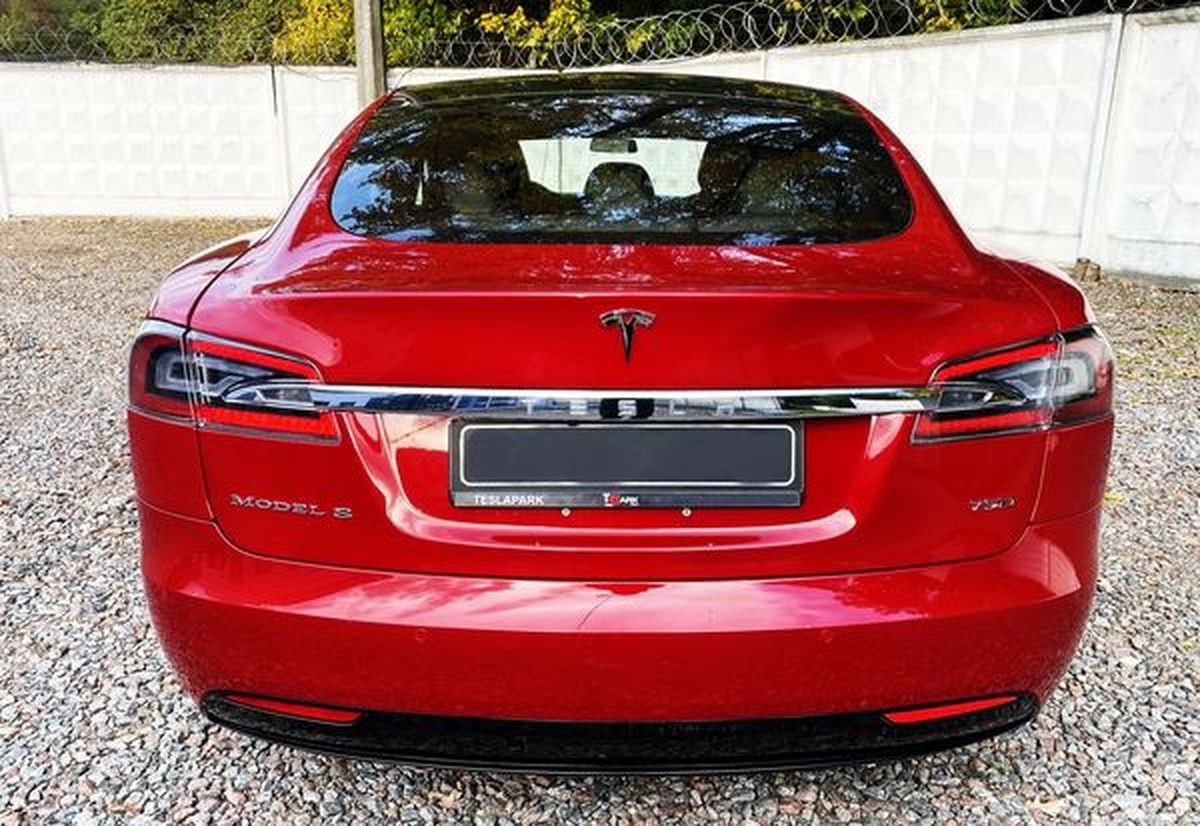 054 Электрокар Tesla Model S без водителя D6KQ