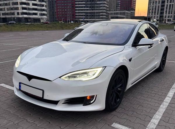168 Электрокар Tesla Model S белая без водителя ZEWd