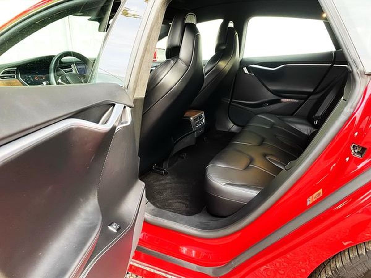 054 Электрокар Tesla Model S красная с водителем oAJX