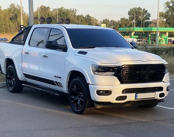 005 Пикап белый Ram 1500 без водителя RV8V