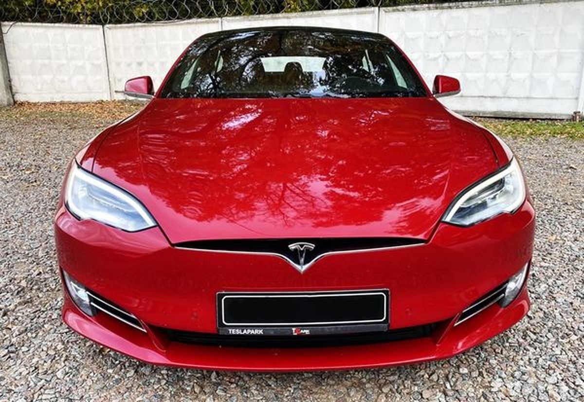 054 Электрокар Tesla Model S красная с водителем oAJX