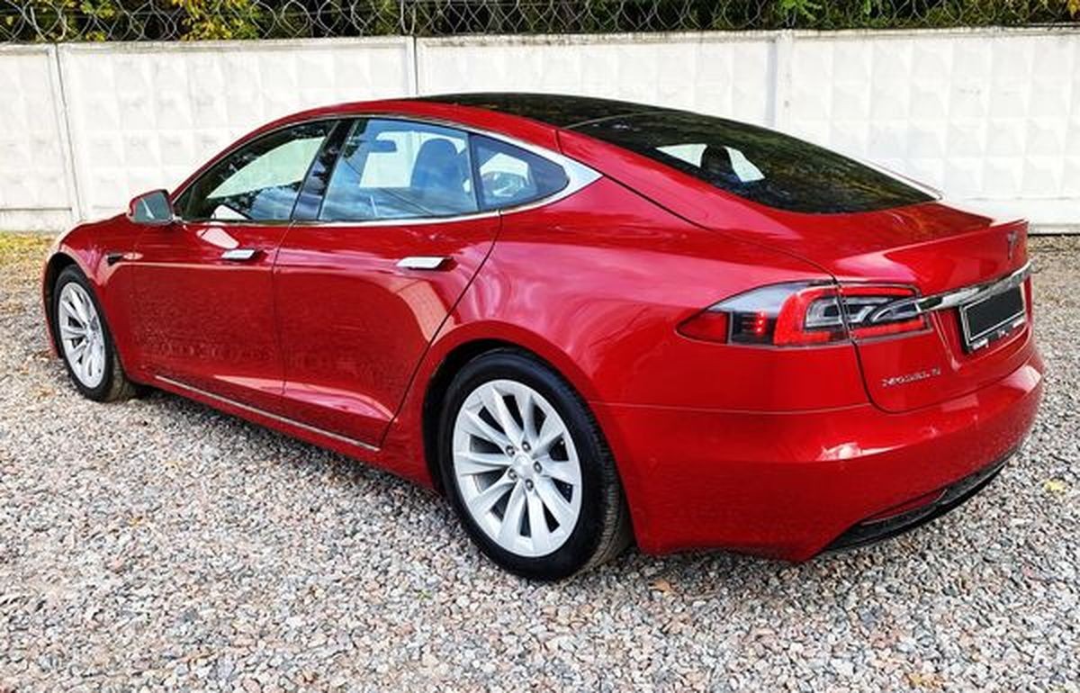 054 Электрокар Tesla Model S без водителя D6KQ