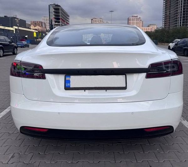 168 Электрокар Tesla Model S белая без водителя ZEWd