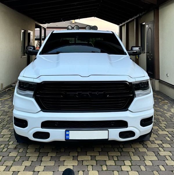005 Пикап белый Ram 1500 с водителем bvxD