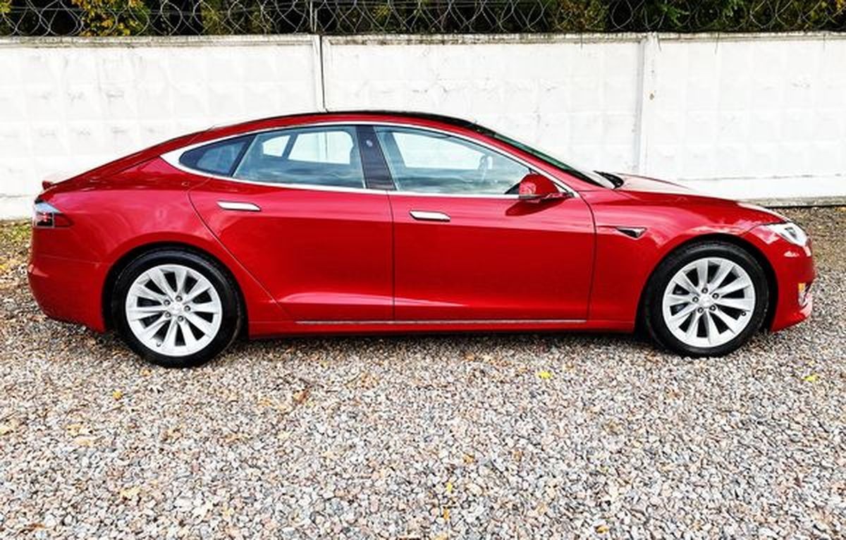 054 Электрокар Tesla Model S без водителя D6KQ